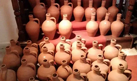 تصویر 2 از کوزه سفالی طرح‌ دار با نقش‌ های سنتی